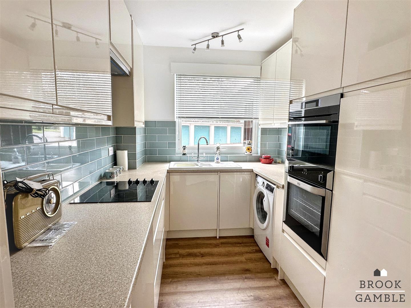 2 Bedroom Flat. Compton Place Road in Eastbourne,  5